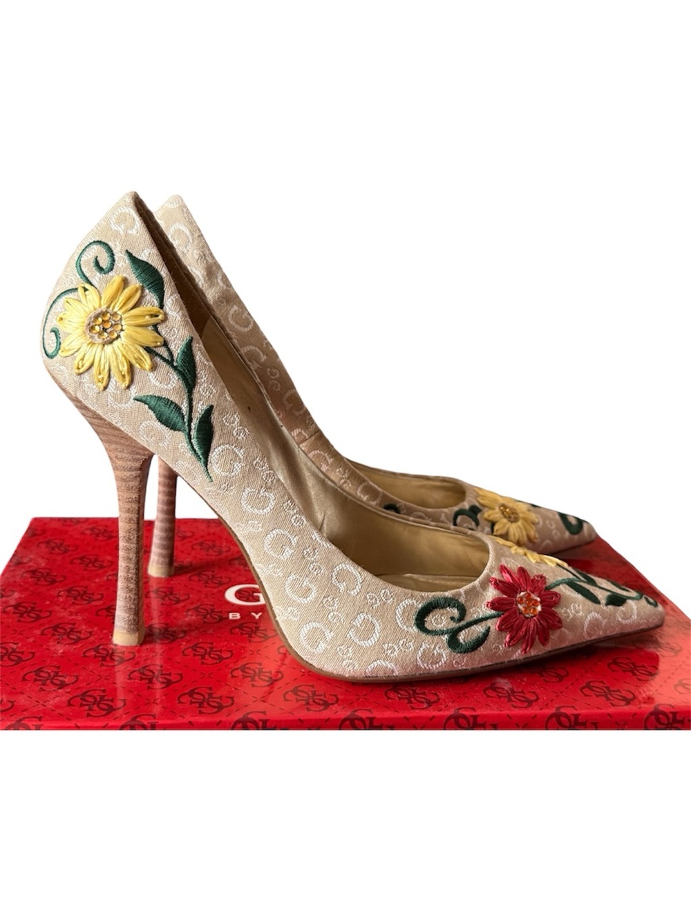 Y2K Guess by Marciano Beige Floral Embroidered Pointed Toe Pumps 8m